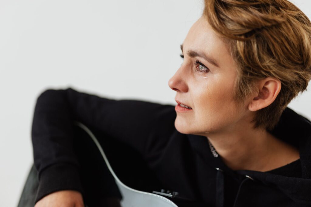 fata cu chitara in mana care plange, doliu