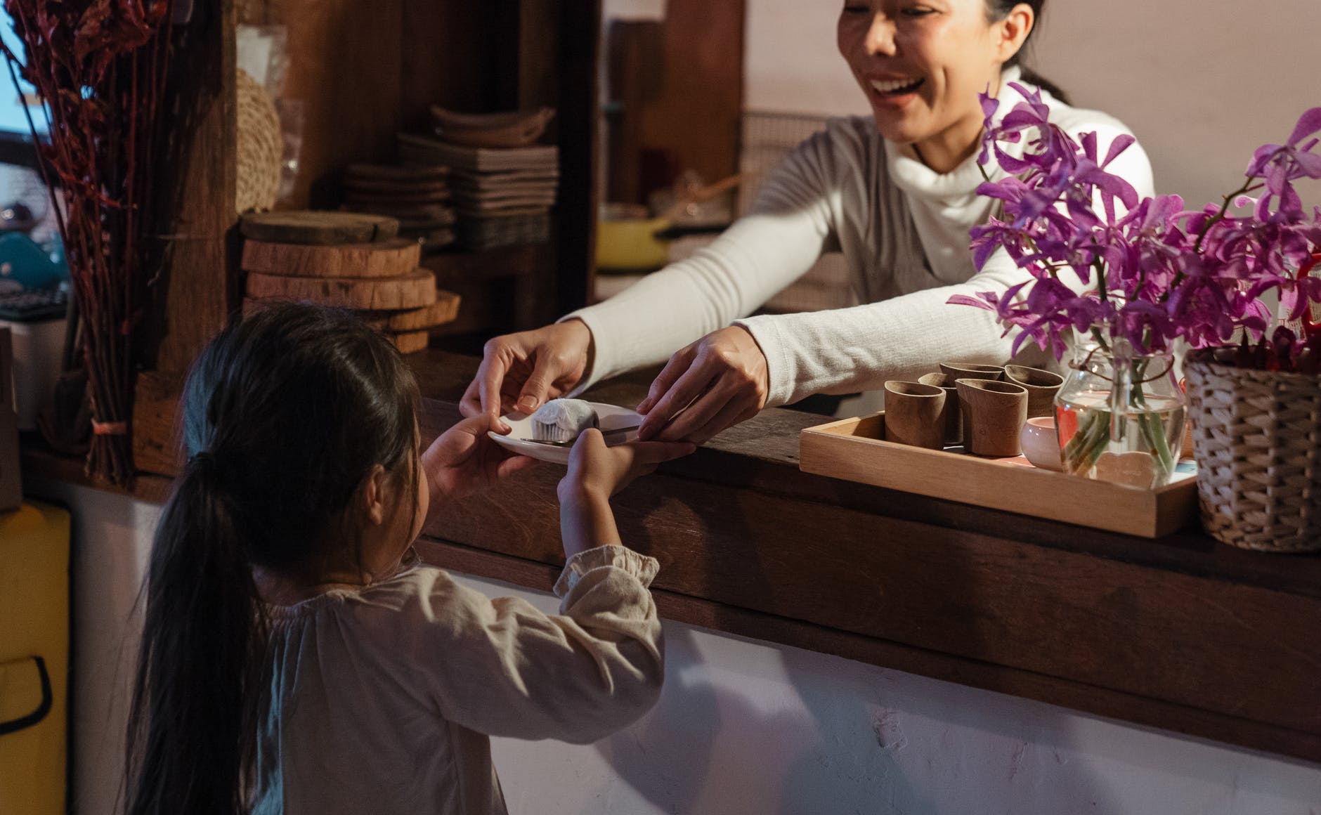 Care sunt sarcinile care pot responsabiliza copiii pe etape de vârstă și cum îi ajută asta pe termen lung? - clinicaaproape.ro