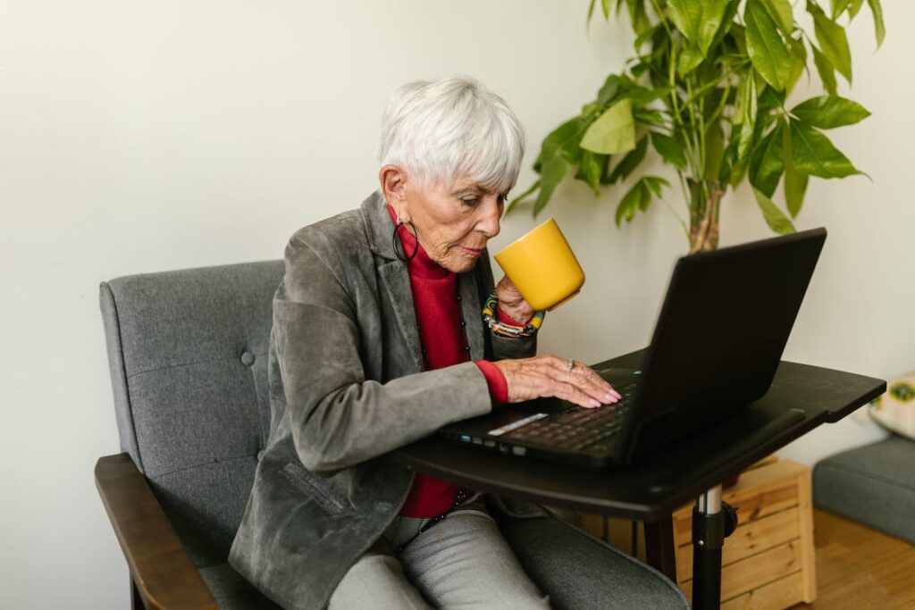 Ageism - nu e doar o formă de discriminare. E o formă de dezumanizare. | Clinica Aproape